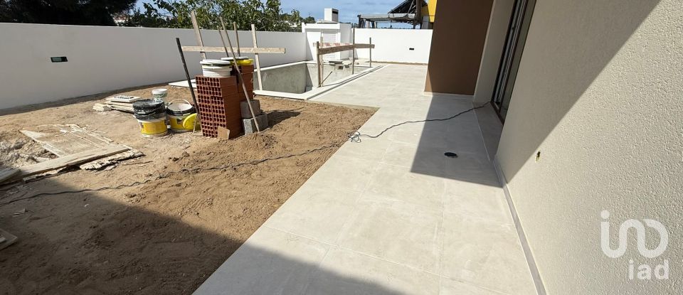 Moradia T4 em Charneca De Caparica E Sobreda de 164 m²