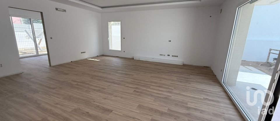 Moradia T4 em Charneca De Caparica E Sobreda de 164 m²