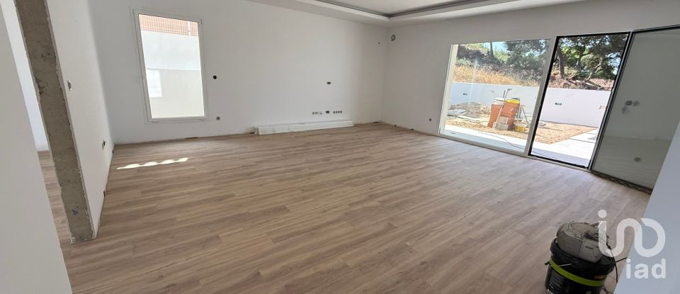 Moradia T4 em Charneca De Caparica E Sobreda de 164 m²
