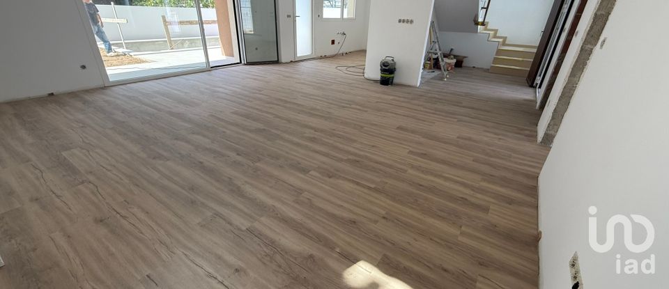 Moradia T4 em Charneca De Caparica E Sobreda de 164 m²