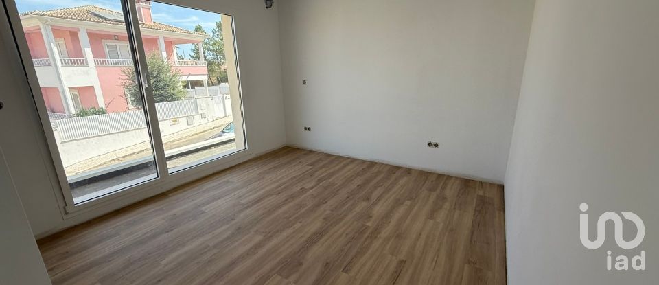 Moradia T4 em Charneca De Caparica E Sobreda de 164 m²