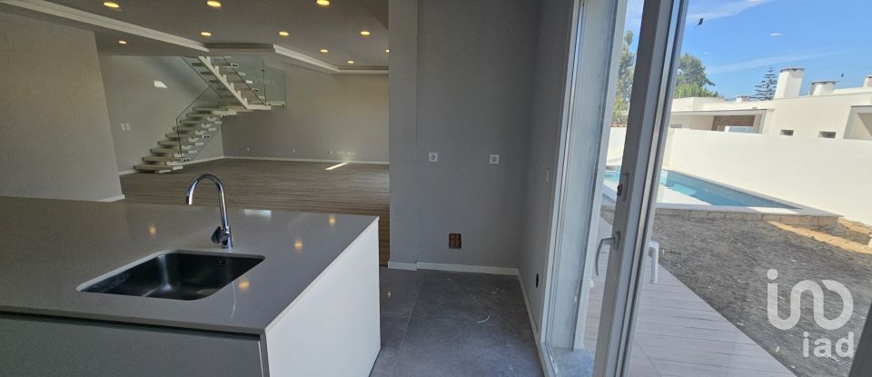 House T4 in Azeitão (São Lourenço e São Simão) of 243 m²