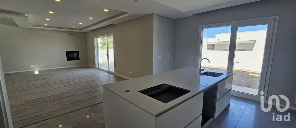 House T4 in Azeitão (São Lourenço e São Simão) of 243 m²