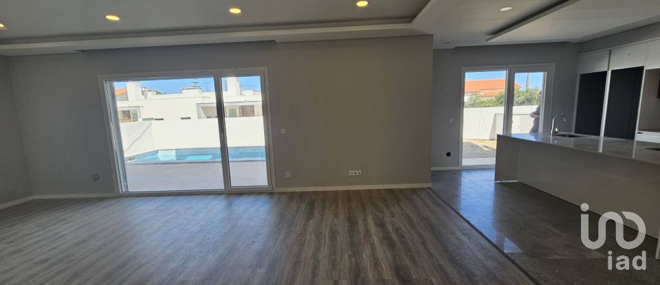 House T4 in Azeitão (São Lourenço e São Simão) of 243 m²