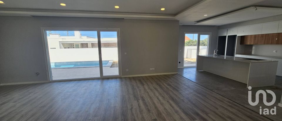 House T4 in Azeitão (São Lourenço e São Simão) of 243 m²