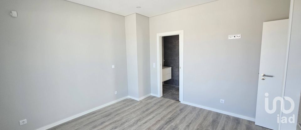 House T4 in Azeitão (São Lourenço e São Simão) of 243 m²