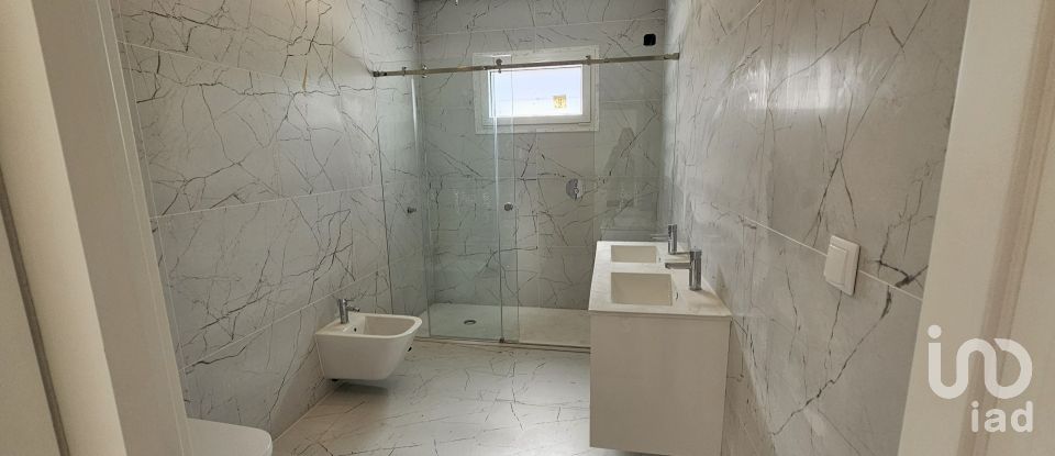 House T4 in Azeitão (São Lourenço e São Simão) of 243 m²