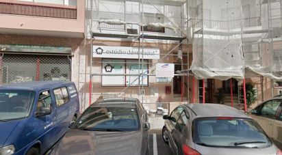 Boutique/Local commercial à Charneca De Caparica E Sobreda de 93 m²