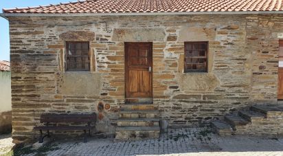 Maison de village T3 à Açoreira de 98 m²