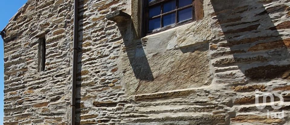 Maison de village T3 à Açoreira de 98 m²