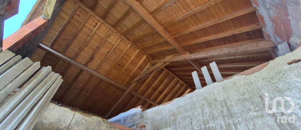 Moradia T3 em Alvados e Alcaria de 76 m²