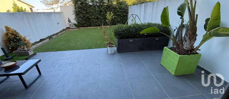 Moradia T3 em Charneca De Caparica E Sobreda de 134 m²