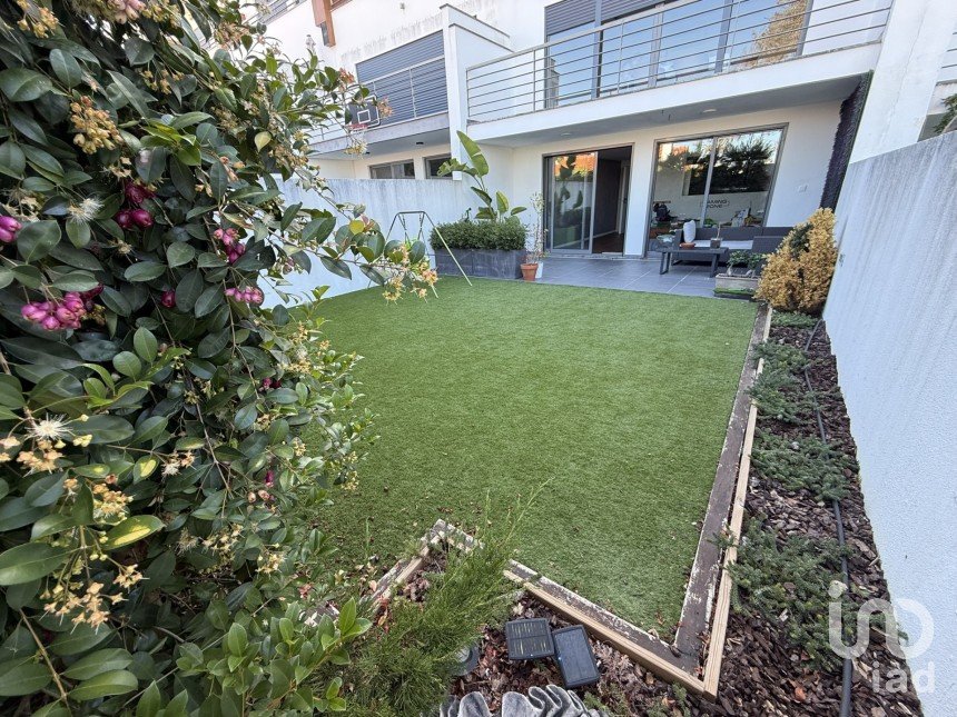 Moradia T3 em Charneca De Caparica E Sobreda de 134 m²