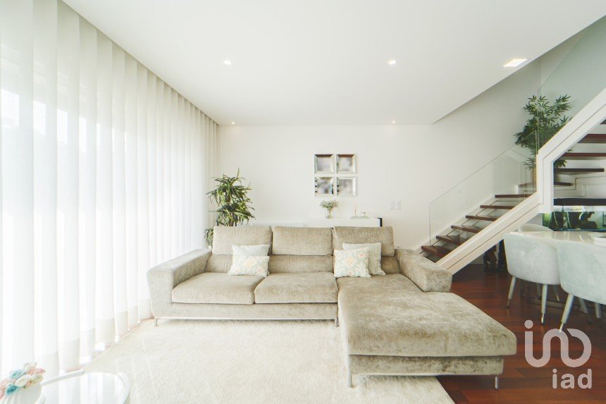 Moradia em gaveto T4 em Darque de 295 m²