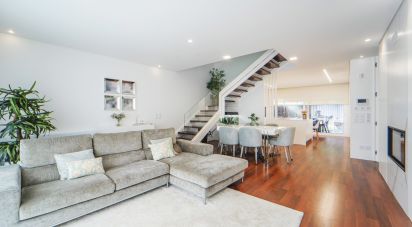 Corner home T4 in Darque of 295 m²