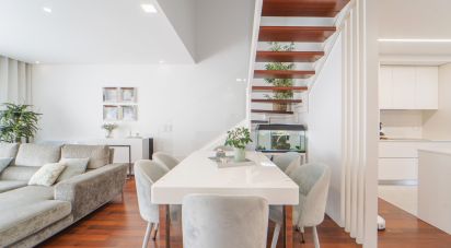 Corner home T4 in Darque of 295 m²