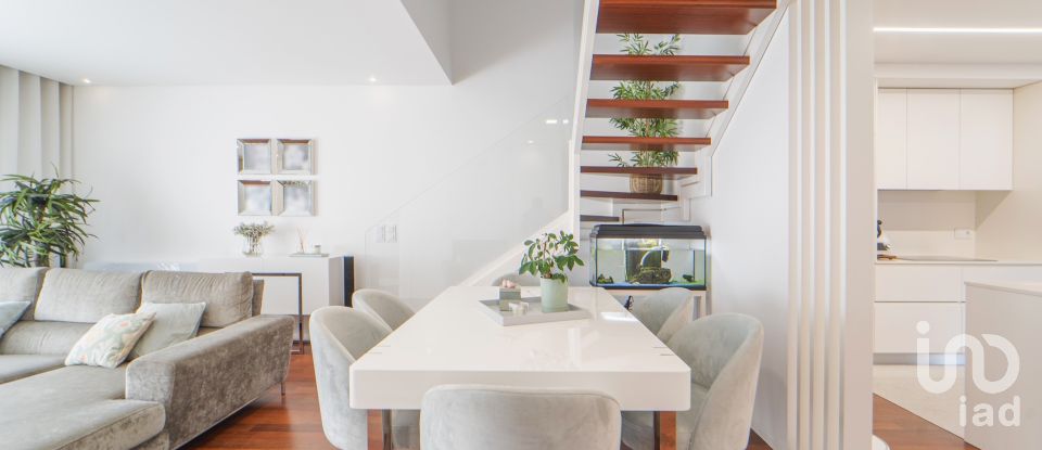 Moradia em gaveto T4 em Darque de 295 m²