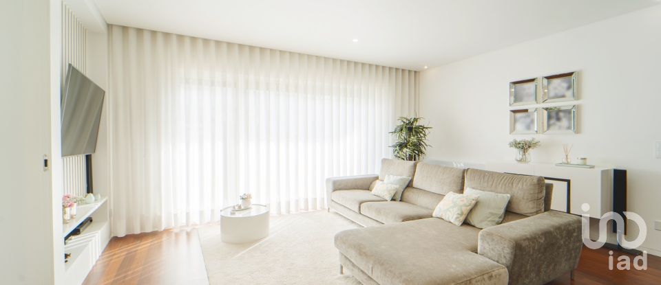 Moradia em gaveto T4 em Darque de 295 m²