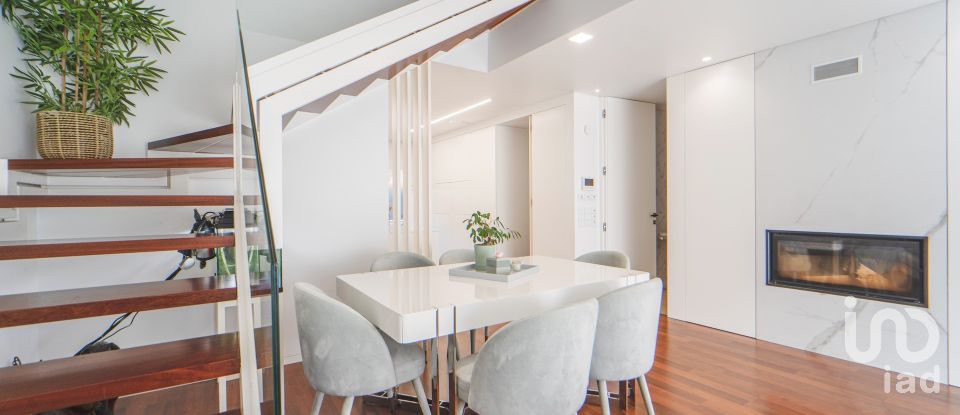 Moradia em gaveto T4 em Darque de 295 m²