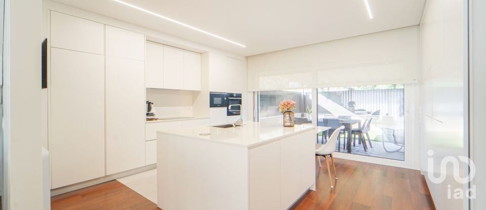 Moradia em gaveto T4 em Darque de 295 m²