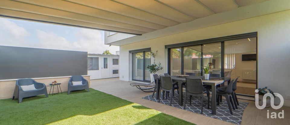 Moradia em gaveto T4 em Darque de 295 m²