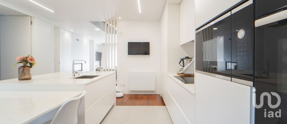 Moradia em gaveto T4 em Darque de 295 m²