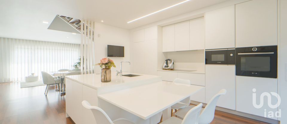 Moradia em gaveto T4 em Darque de 295 m²