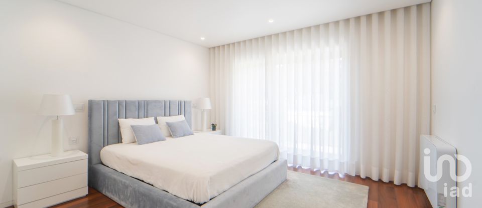 Moradia em gaveto T4 em Darque de 295 m²