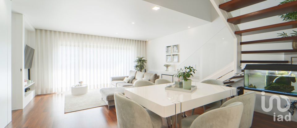 Moradia em gaveto T4 em Darque de 295 m²