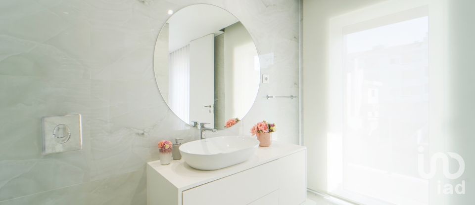 Moradia em gaveto T4 em Darque de 295 m²