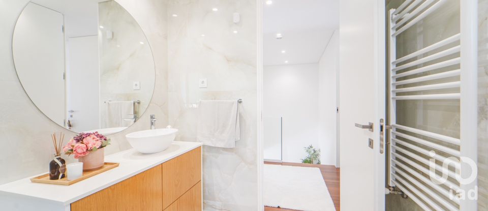 Moradia em gaveto T4 em Darque de 295 m²