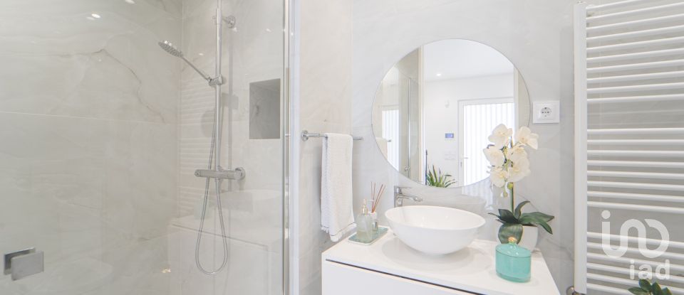 Moradia em gaveto T4 em Darque de 295 m²