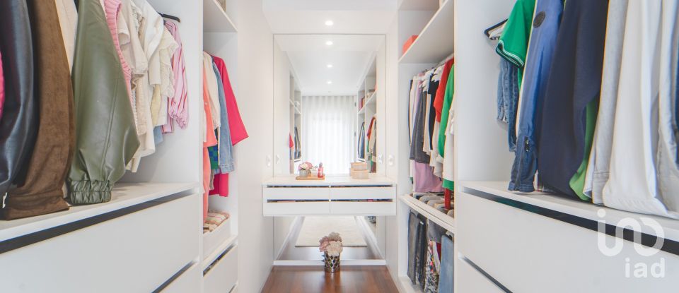 Moradia em gaveto T4 em Darque de 295 m²