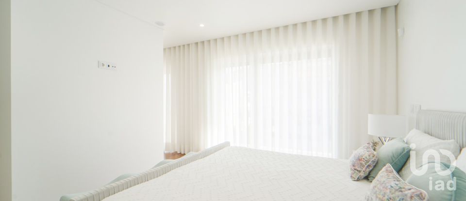 Moradia em gaveto T4 em Darque de 295 m²