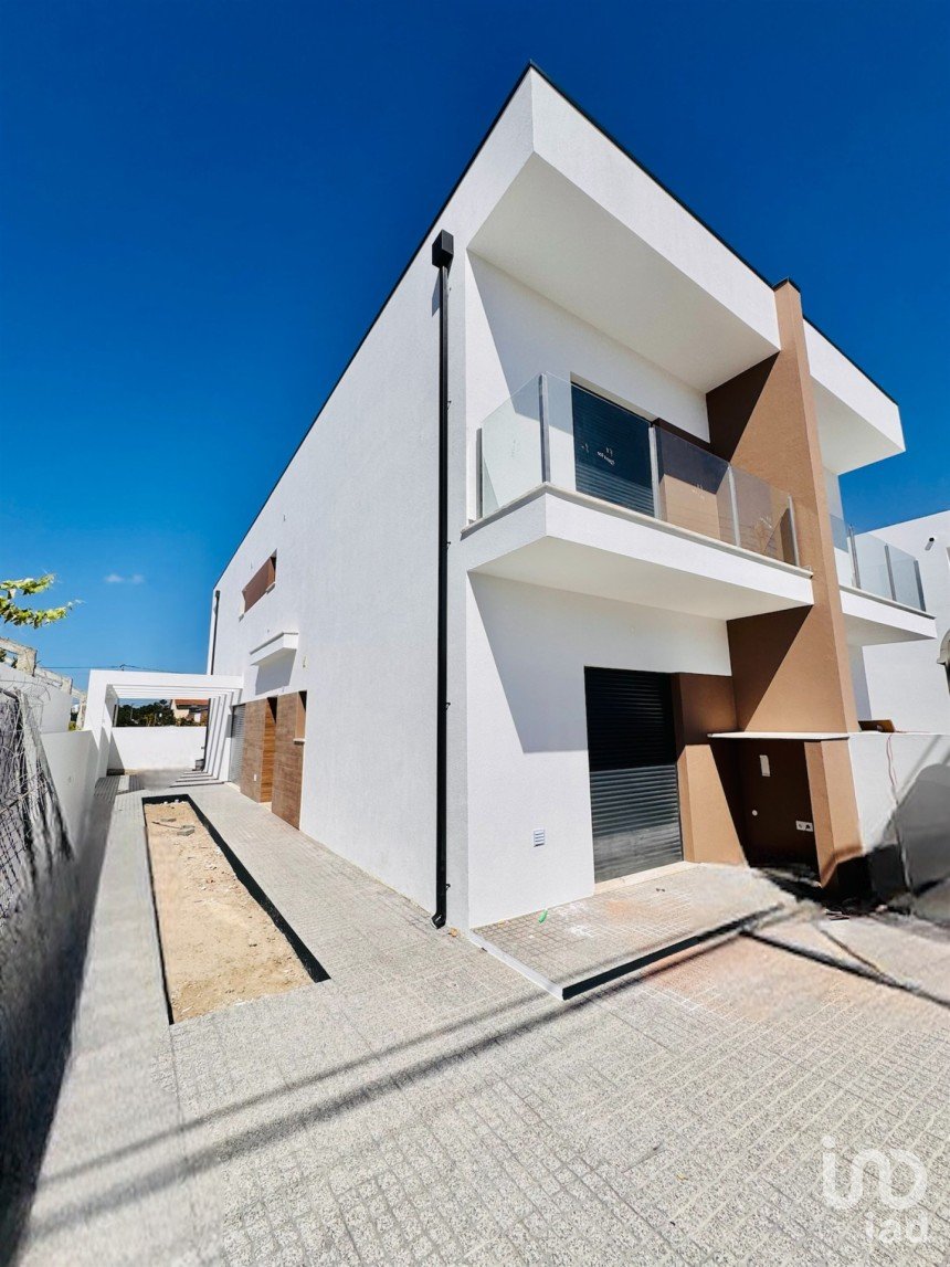 House T3 in Fernão Ferro of 107 m²