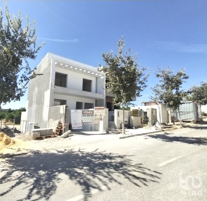 House T3 in Luz de Tavira e Santo Estêvão of 225 m²