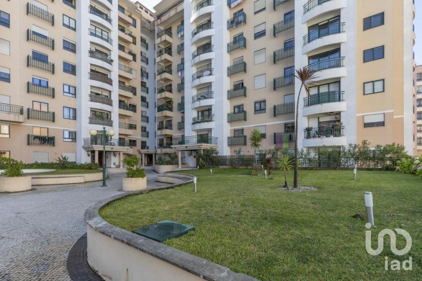 Apartment T2 in Massamá e Monte Abraão of 140 m²