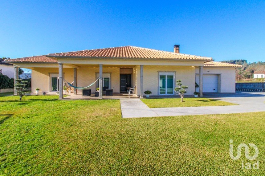 Maison T3 à Santa Cruz da Trapa e São Cristóvão de Lafões de 173 m²