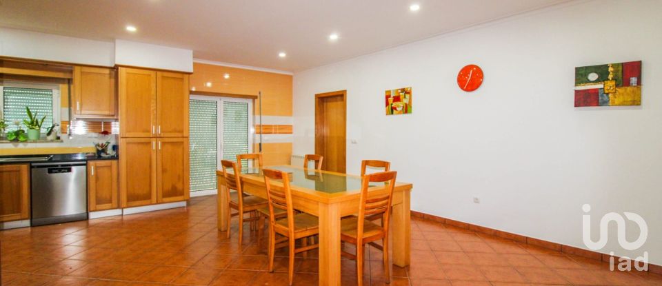 Maison T3 à Santa Cruz da Trapa e São Cristóvão de Lafões de 173 m²