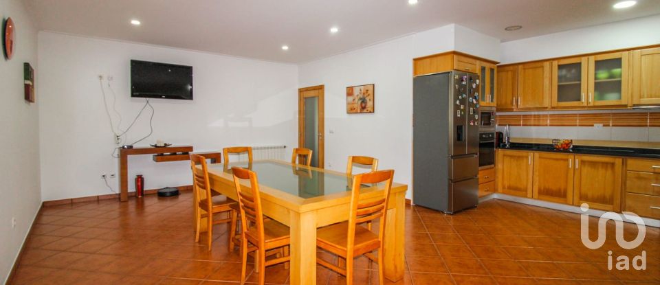 Maison T3 à Santa Cruz da Trapa e São Cristóvão de Lafões de 173 m²