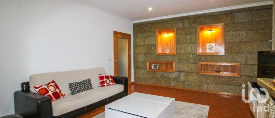 Maison T3 à Santa Cruz da Trapa e São Cristóvão de Lafões de 173 m²