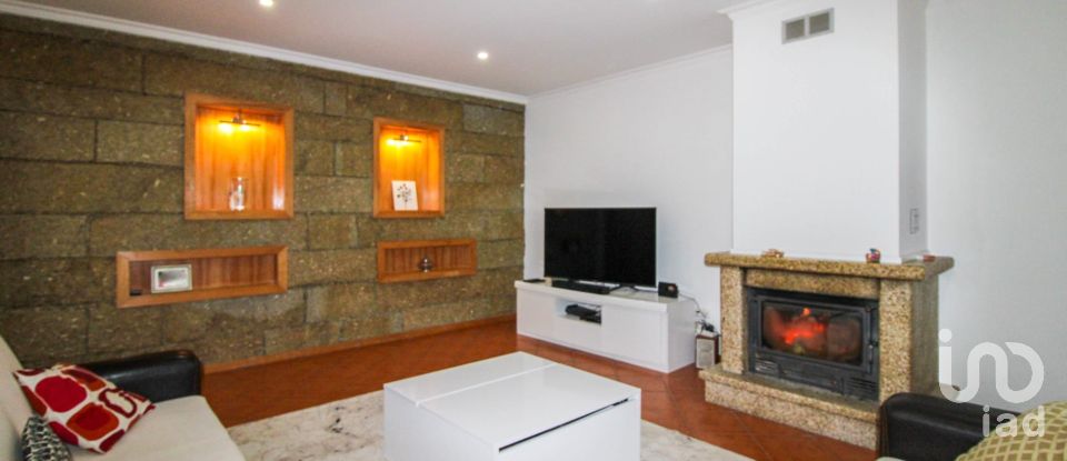 Maison T3 à Santa Cruz da Trapa e São Cristóvão de Lafões de 173 m²