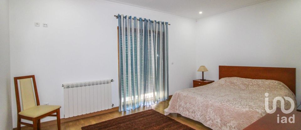 Maison T3 à Santa Cruz da Trapa e São Cristóvão de Lafões de 173 m²