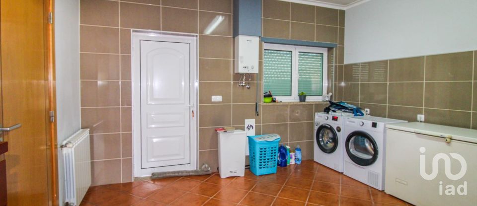 Maison T3 à Santa Cruz da Trapa e São Cristóvão de Lafões de 173 m²