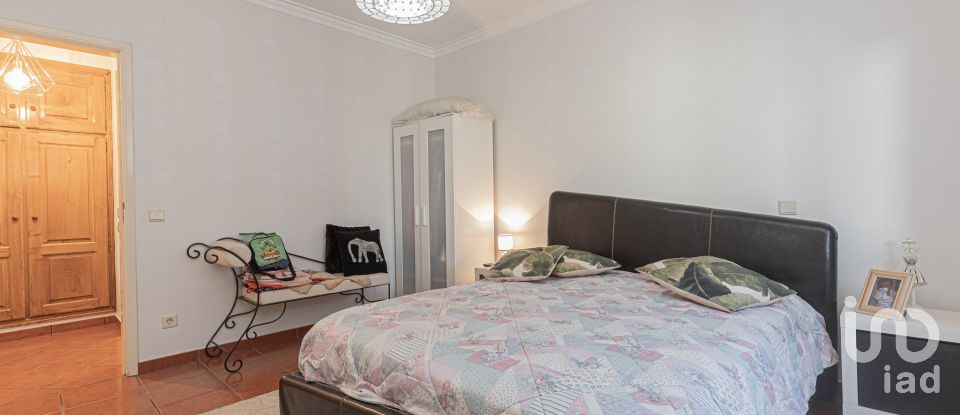 House T3 in Azeitão (São Lourenço e São Simão) of 244 m²