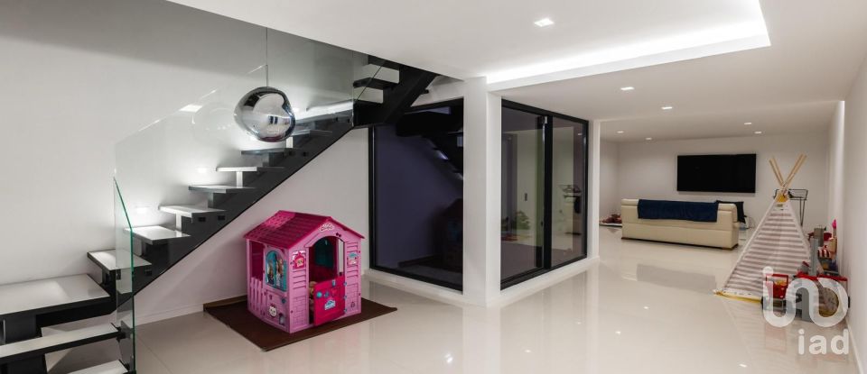 Moradia T5 em Charneca De Caparica E Sobreda de 430 m²