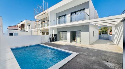 House T4 in Fernão Ferro of 200 m²