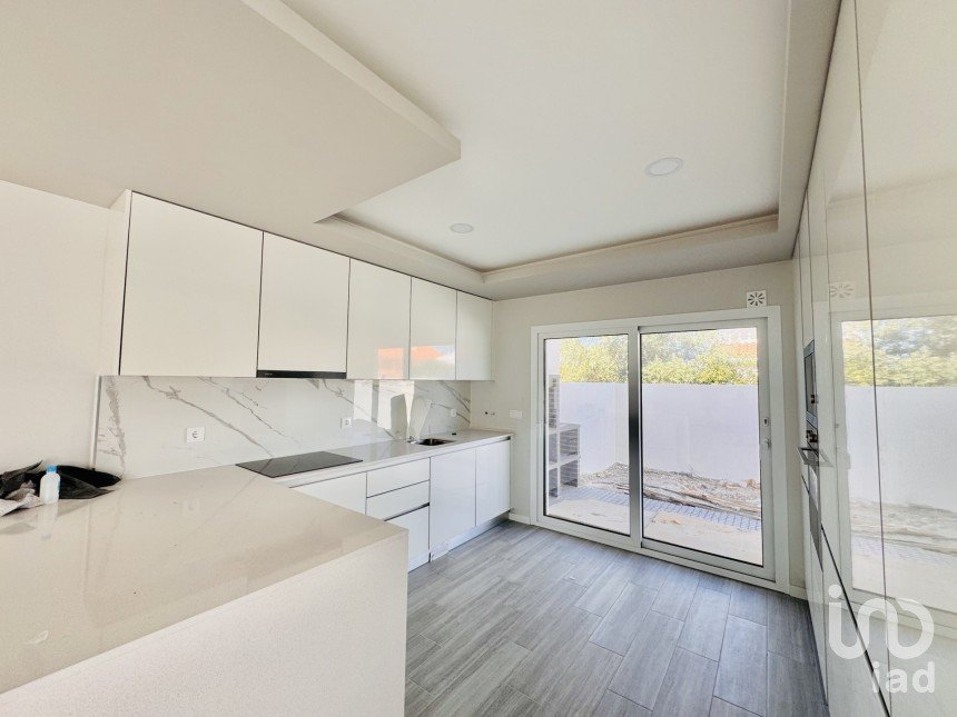 Casa T3 em Fernão Ferro de 140 m²