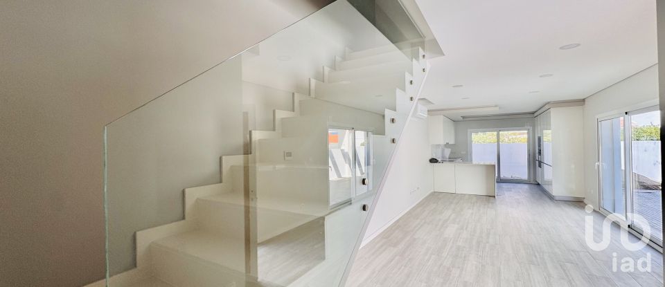 Casa T3 em Fernão Ferro de 140 m²