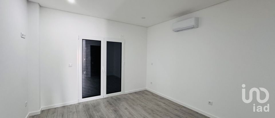 Casa T3 em Fernão Ferro de 140 m²